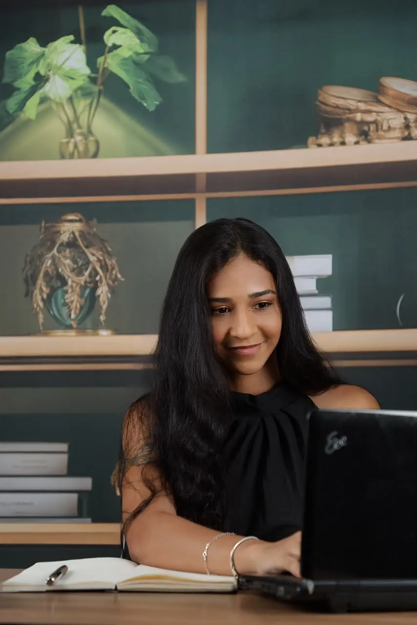 Monique Sousa durante estudo e preparação clínica